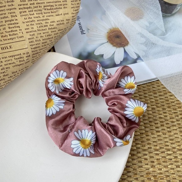 Set of 4 Dainty Daisy Flower Shiny Scrunchies - Picture 6 of 8